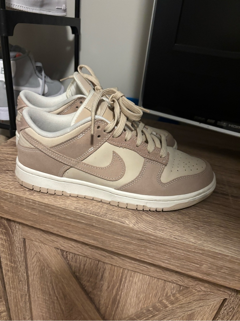 Nike Low-Top Dunks Sneakers in Beige and Taupe Suede - Picture 2 of 3